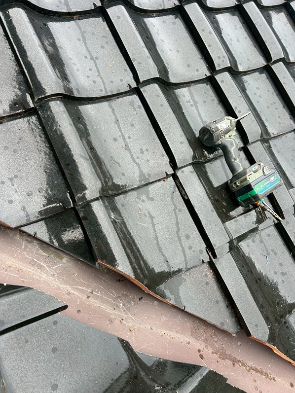 谷まわりの瓦のズレ補修