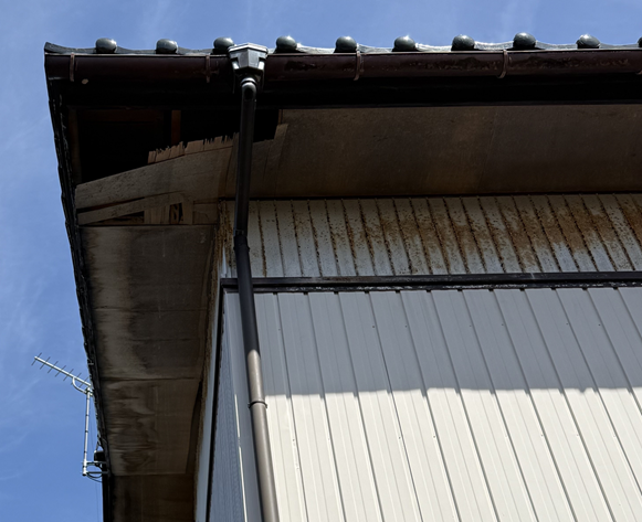 軒天が剝がれてきています