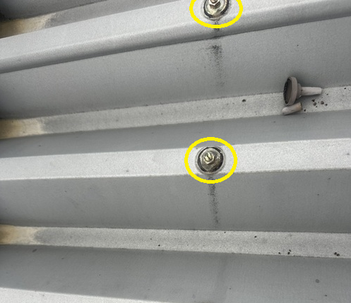 折板を固定するボルトを外す