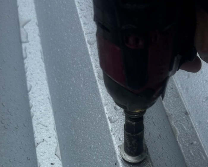 折板をボルトで固定