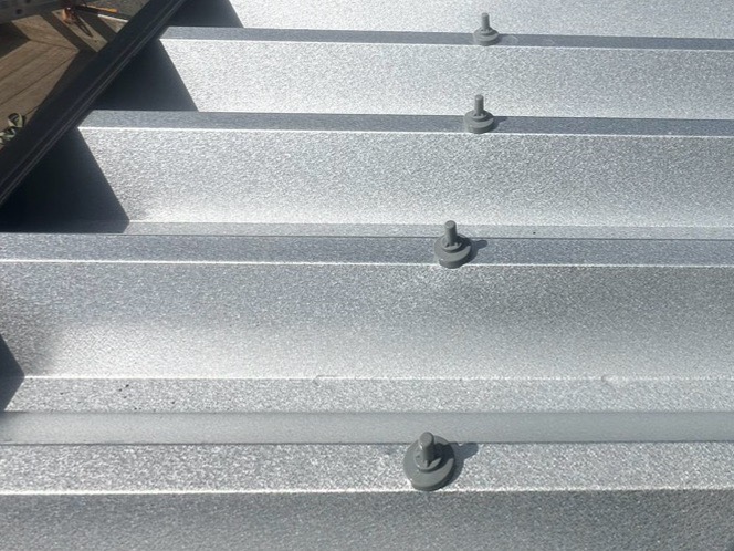 折板ボルトにキャップ