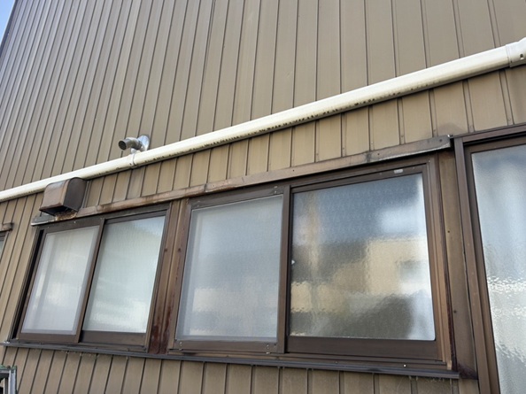 雨漏りしている窓枠