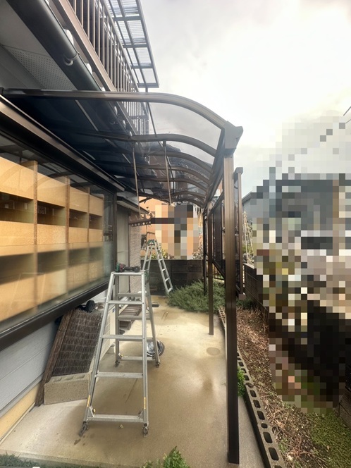 テラス屋根垂木が曲がっています