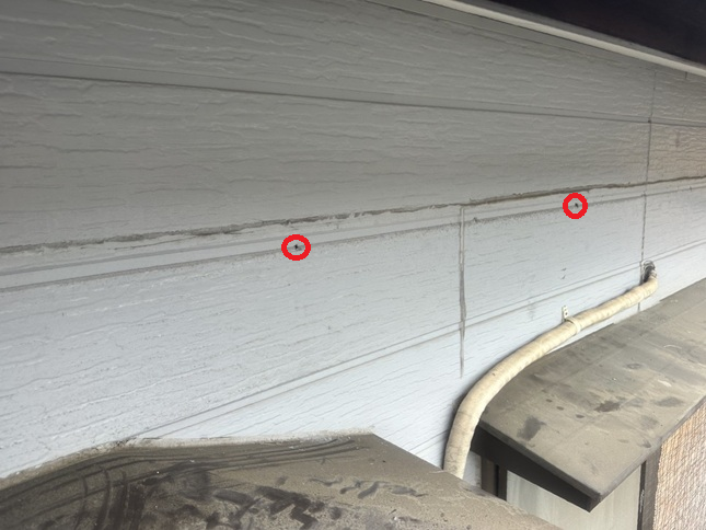 テラスを固定していたビスを外すと、外壁に小さな穴が残ります。