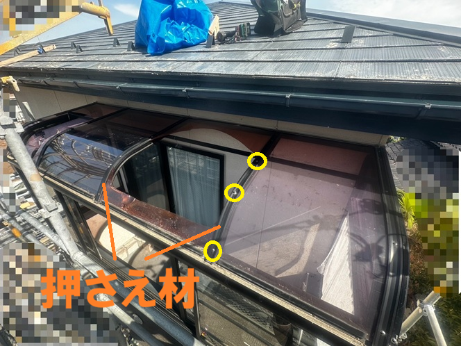 割れたパネルを外します