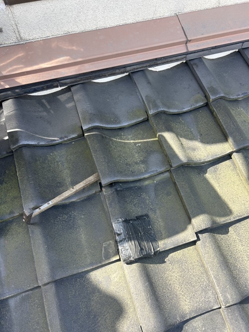 瓦が割れています