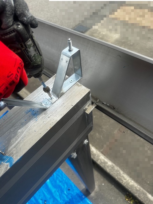 タイトフレームをビスで固定