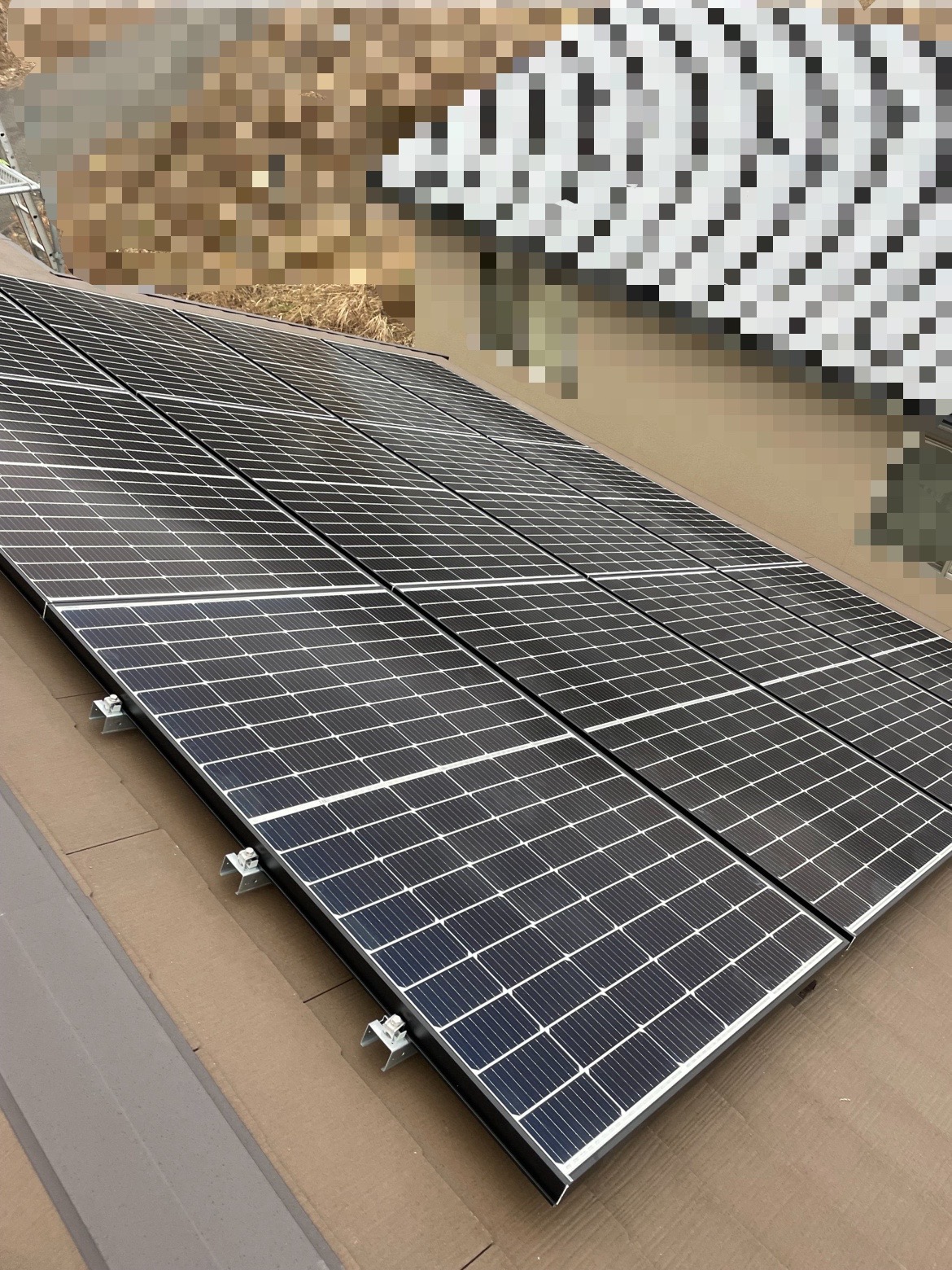 スレート屋根に太陽光パネルが設置してあり雪止めを設置したいとのお問い合わせ