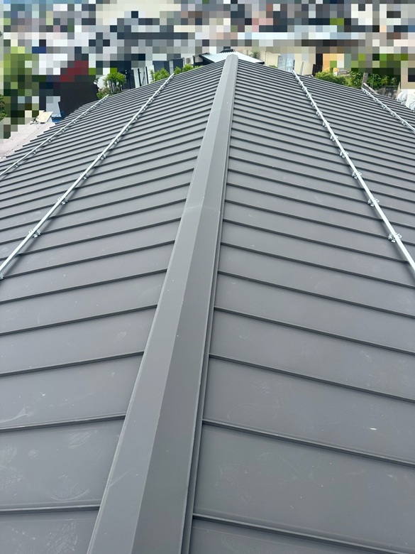 屋根の両面に２列づつ、雪止めアングルを設置しました！✨