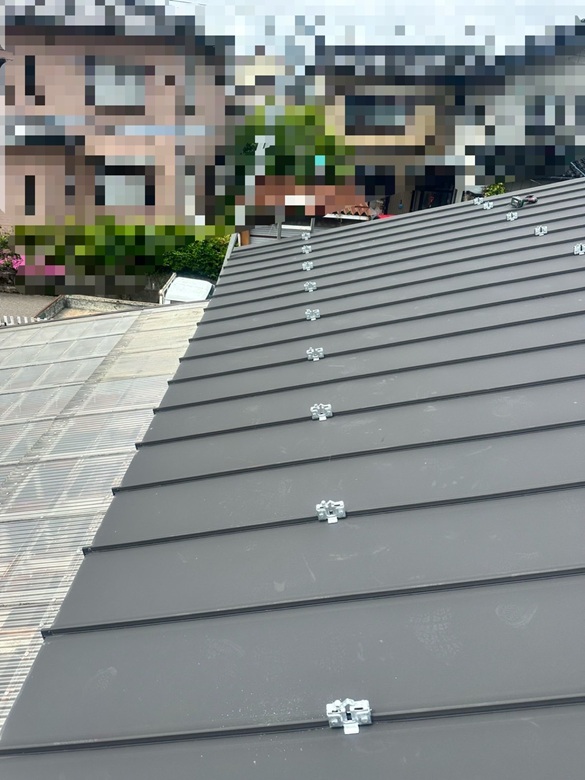 雪止めアングルの金具を横一直線に2列並べました。