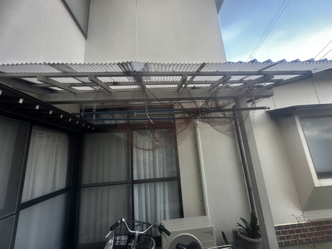 雨漏りしている物干し屋根