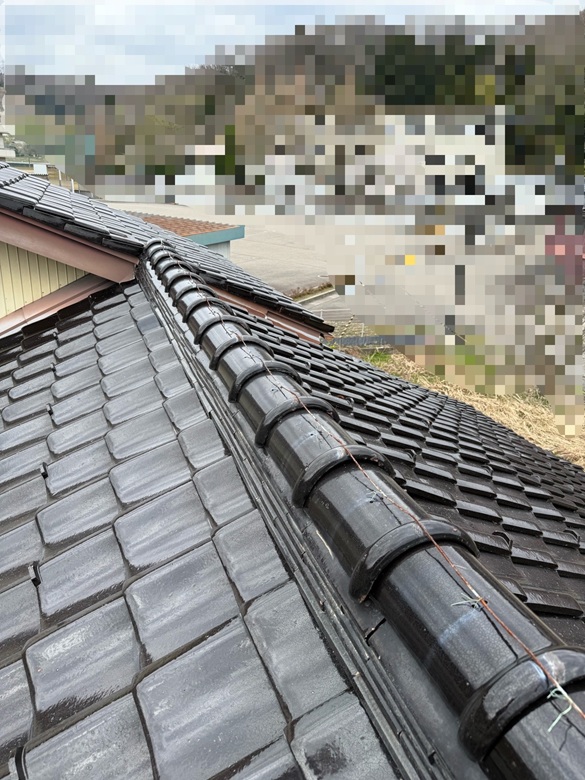 瓦屋根の△のてっぺんに設置されている「棟瓦」 棟瓦が歪んでガタついていました。