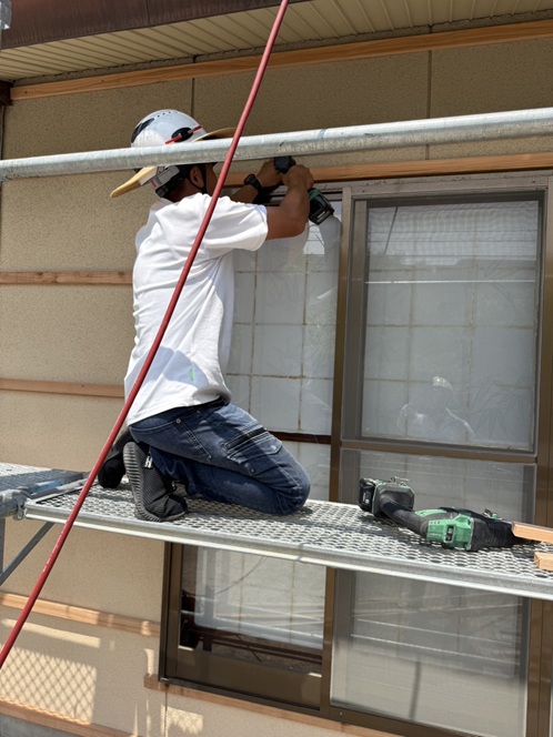 正面のモルタルの外壁に、新しい外壁の下地となる「胴縁」と呼ばれる木材をビスで固定しています。