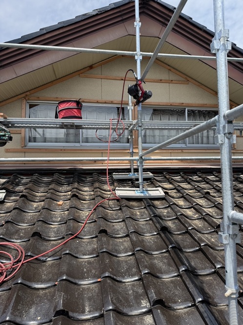 正面のモルタルの外壁に、新しい外壁の下地となる「胴縁」と呼ばれる木材をビスで固定しています。