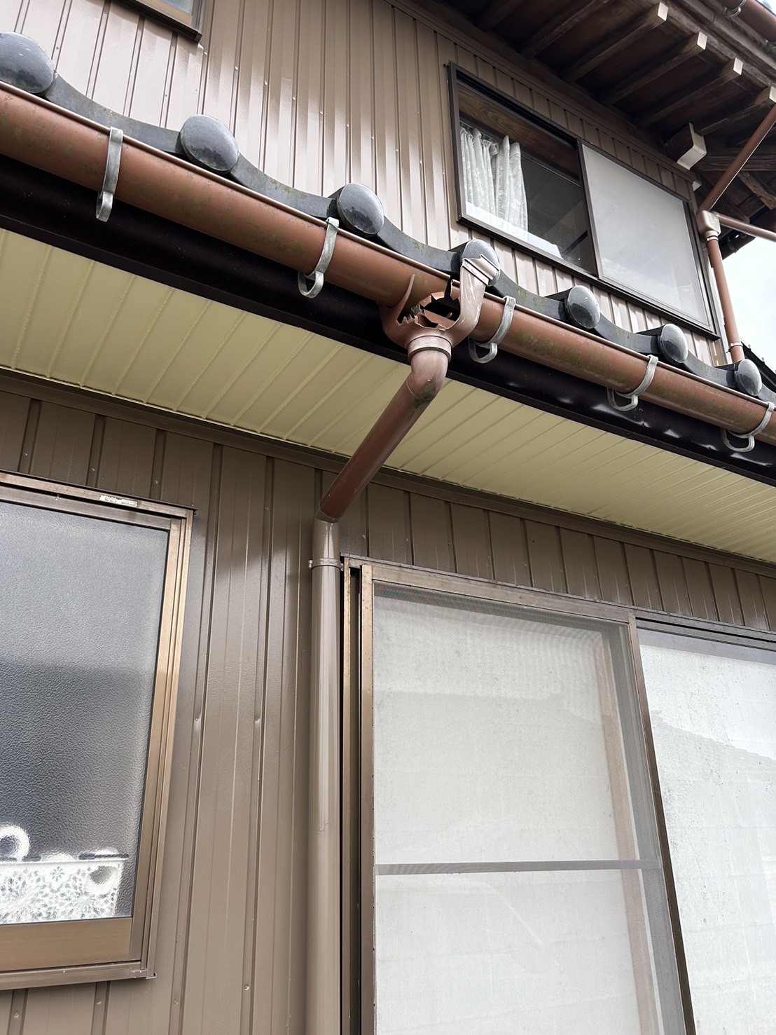 雨どい修理集水器の割れ