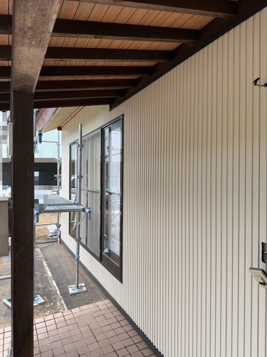 新しい外壁の「SGLガルバリウム鋼板」のデザインは、細かい凸凹の形状に加工されている「８山の角波」を選んでいただきました！ カラーは「アイボリー」です✨ホワイトよりも少し優しい色味です。