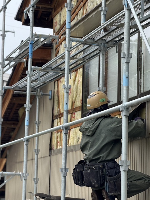 外壁のトタン板を剥がします