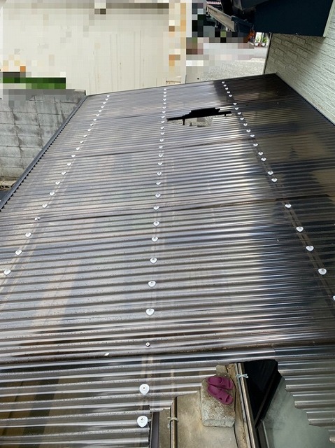 サンテラス屋根　ポリカ割れ　