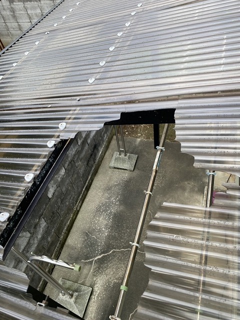 サンテラス屋根　ポリカ割れ　