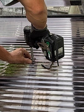 サンテラス屋根　ポリカ割れ　施工　ビス打ち