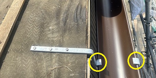 雨樋交換　軒樋を樋吊金具にはめ込む