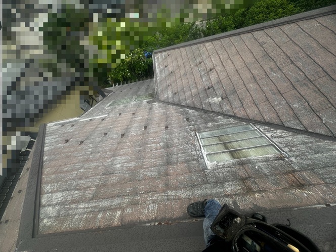 同じ屋根に設置されている他の棟板金も確認しました。  すると、一見問題なさそうに見える箇所でも固定力が弱くなり始めている部分がありました。  そこで、お客様とご相談のうえ、他の棟板金もビスで固定