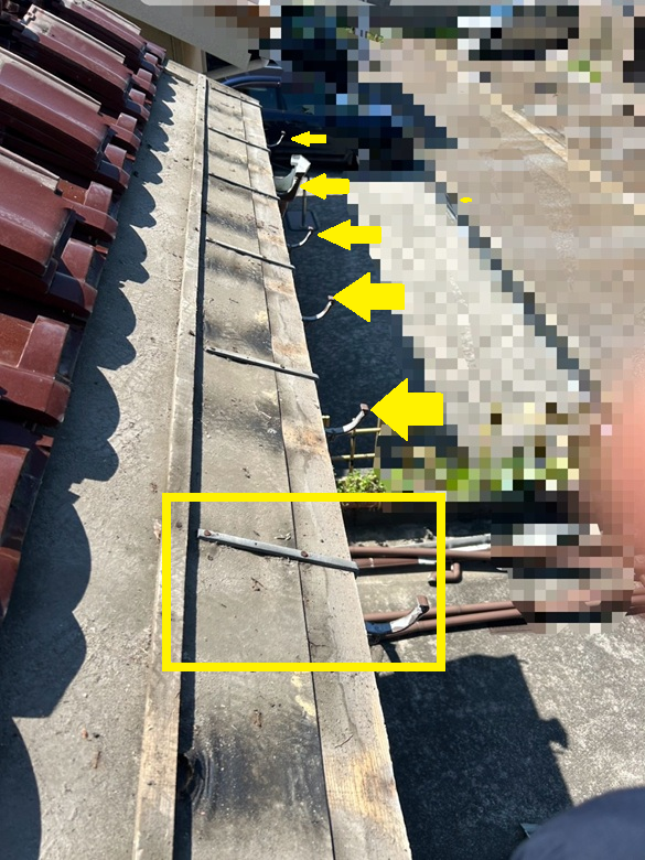 瓦屋根の下地に雨どいの吊り金具が設置されていたので、軒先の瓦のみ一旦取り外しました。