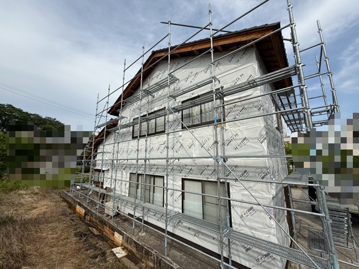 窓の庇（窓や玄関などの上にある小さく出ている小さい屋根のような部分）は新しいものを設置するために撤去します。