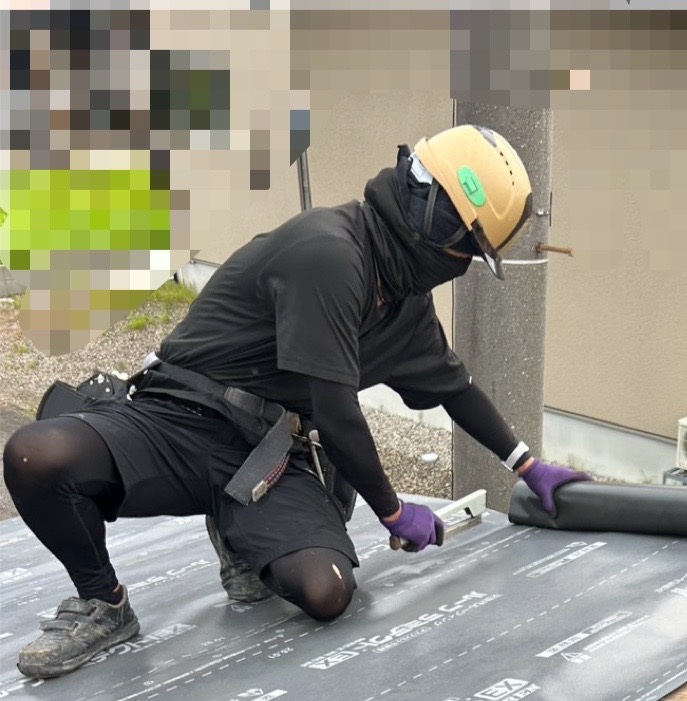 屋根にルーフィング（防水シート）を貼ります。