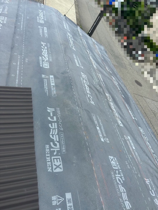 新しい屋根材の「SGLガルバリウム鋼板」の波板（先ほどのトタン屋根と同じ形状）を設置していきます！