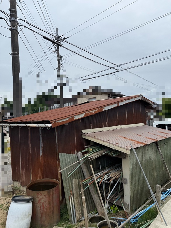 物置の屋根がさびて脆くなっています