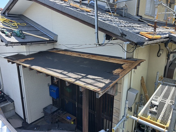 錆びた屋根材を撤去
