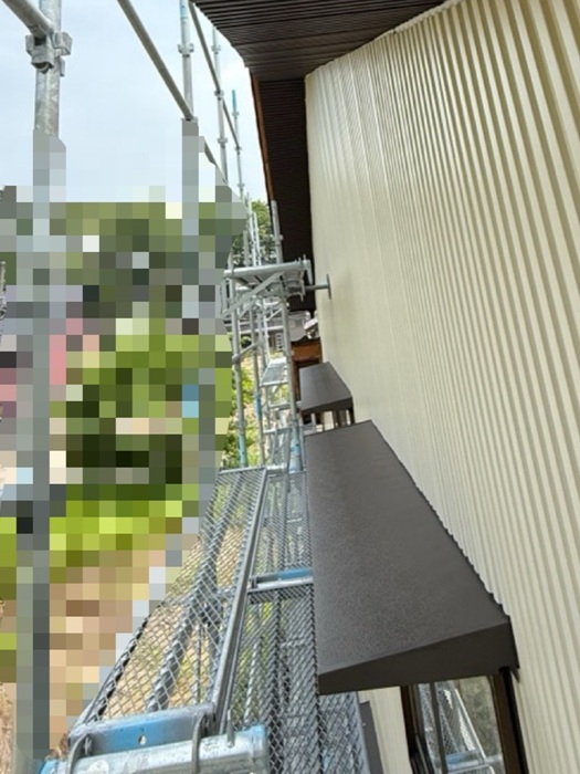 ガルバリウム鋼板の新しい庇を、外壁の胴縁と呼ばれる、木下地にビスで固定しました！