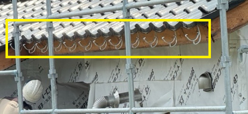 瓦屋根の軒先（先端）に設置する軒樋を固定するために雨どいの吊り金具を取り付けました。 屋根の先端の瓦を取り外し、瓦屋根の下地部分に固定しています。