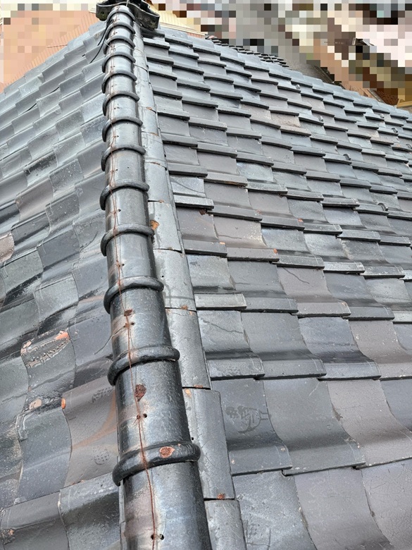 棟瓦がずれています