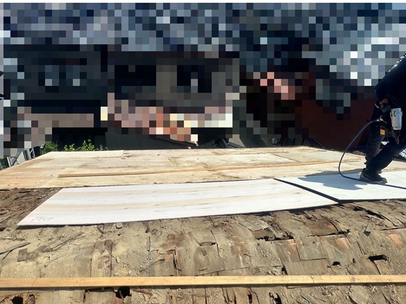 新しい木下地を重ねて設置し、屋根下地の補強を行います。
