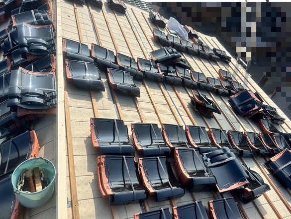 新しい瓦を設置します