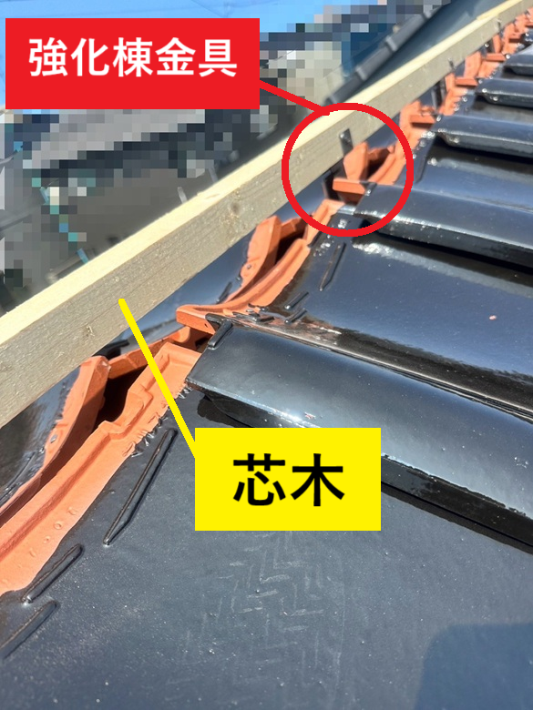 強化棟金具の上に芯木を固定