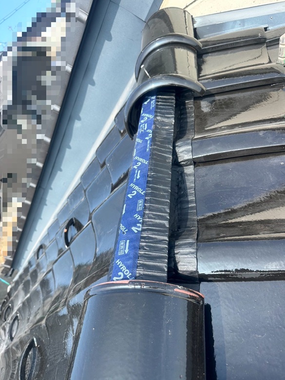 さいごに、新しい棟瓦を被せ、芯木に対してゴムパッキン付のビスで固定します。