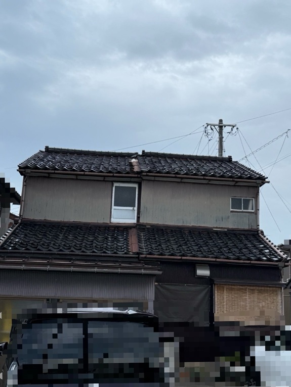 瓦屋根葺き替え工事を行います