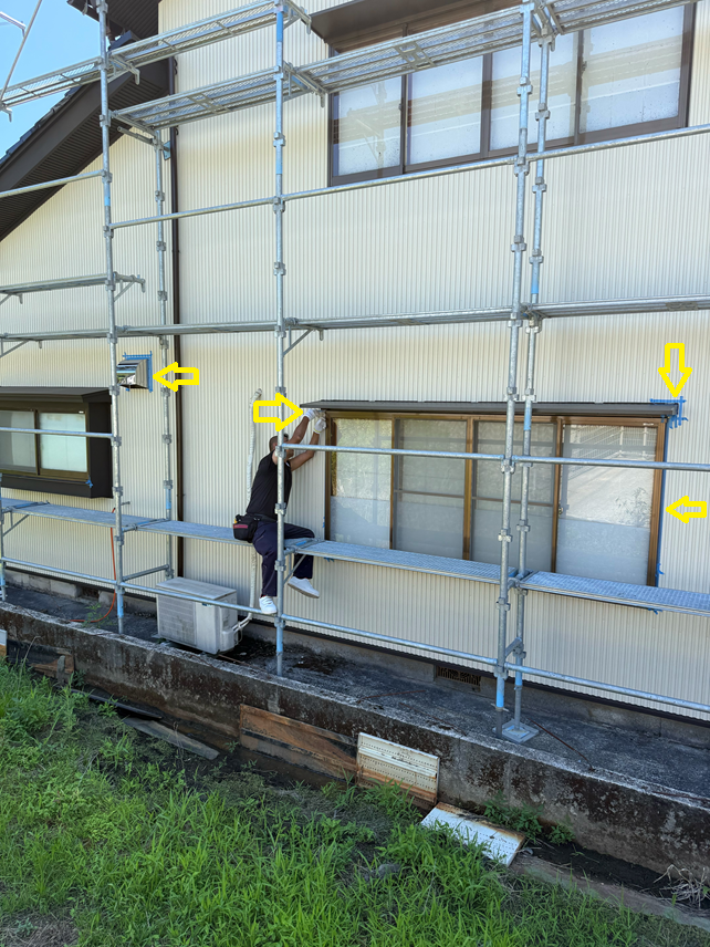 養生テープを張りシーリング材を充填