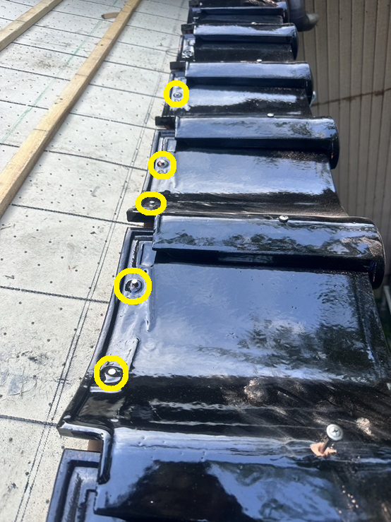 新しい瓦を釘で固定