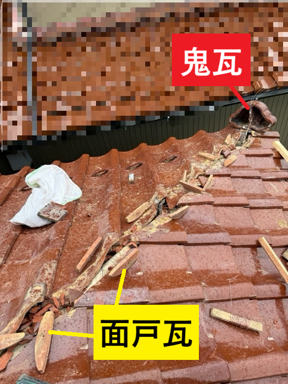 取り外していた瓦を1枚1枚銅線で瓦桟に固定