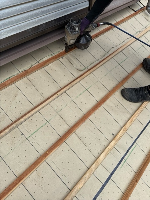 桟木を固定しています