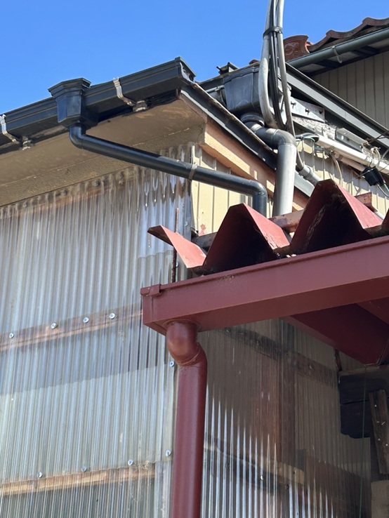雨どいを元の位置に接続しました