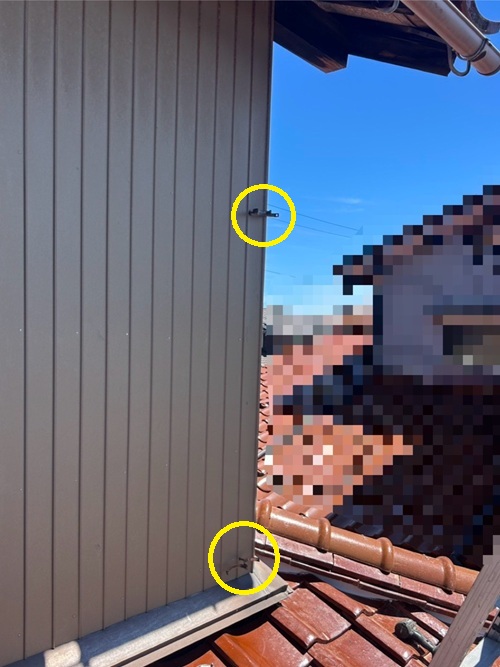 縦樋は、縦樋バンドで外壁に固定