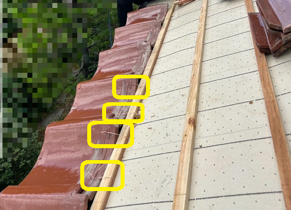 取り外していた瓦を1枚1枚銅線で瓦桟に固定