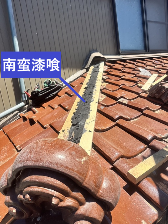 南蛮漆喰を詰めて、面戸瓦の上に角材を並べています