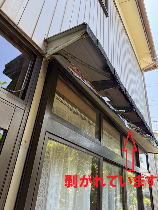 軒天が剥がれています
