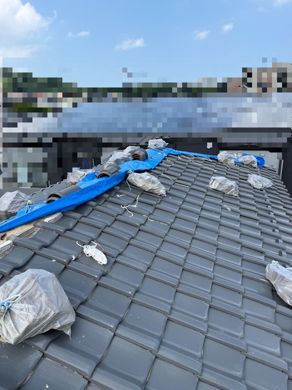 平面に設置されている瓦に、割れている瓦もありました。